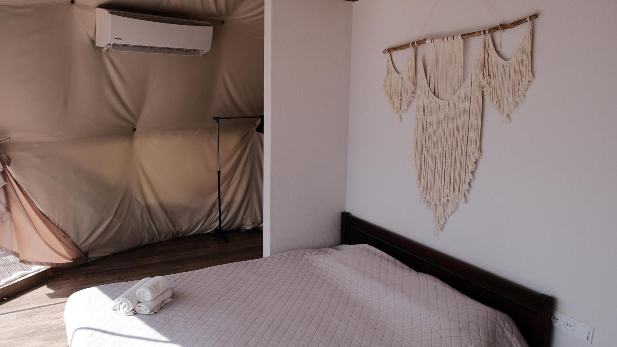 ホテル Глемпінг Де Вайб ボロフタ 部屋 写真